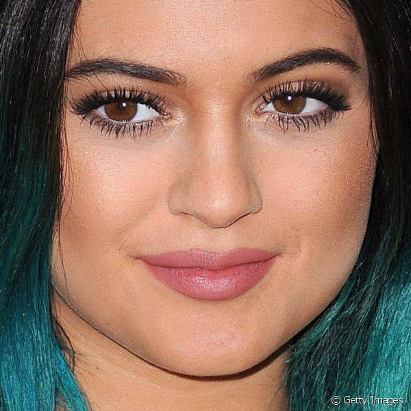 Os lábios mais cheios de Kylie combinados com os longos cílios e o contorno perfeito se destacaram no lançamento de seu livro 